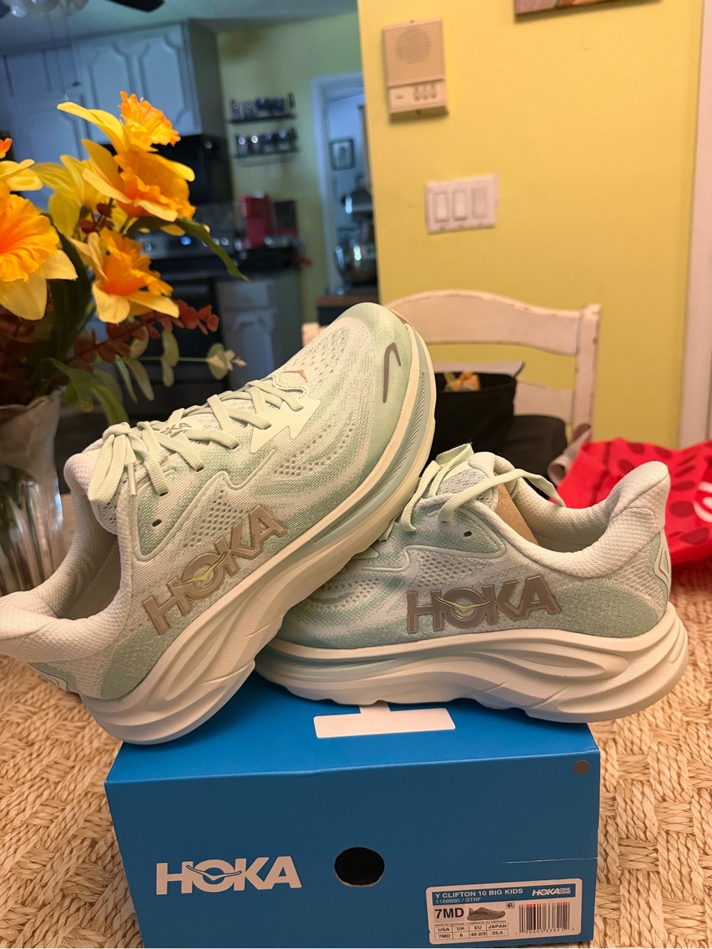 Hoka Women's CLIFTON 10 sz 8.5 woman / 7 youth !!